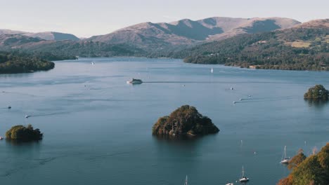 영국의 레이크 디스트릭트 (lake district) 에 있는 윈더미어 호수 (windermere lake) 의 공중 전망 (aerial overview)
