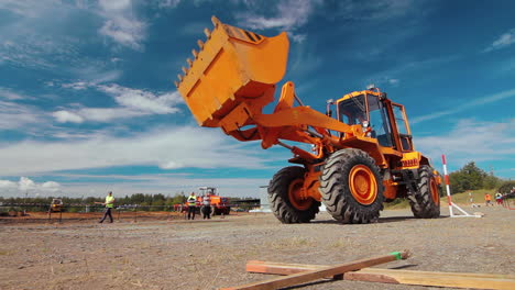 Radlader-Bagger-Bewegt-Sich-Auf-Der-Baustelle.-Schwerer-Bulldozer