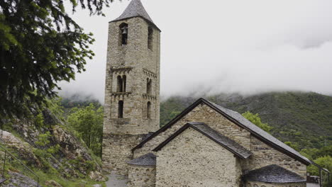 pano de las viejas montañas cristianas iglesia patrimonio medieval en las montañas brumosas paisaje