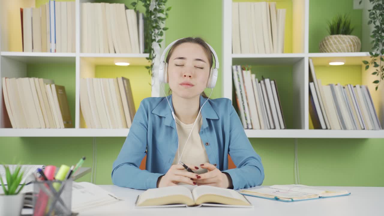 아시안 십대 여학생이 슬픈 음악을 듣고 생각하고 있습니다.