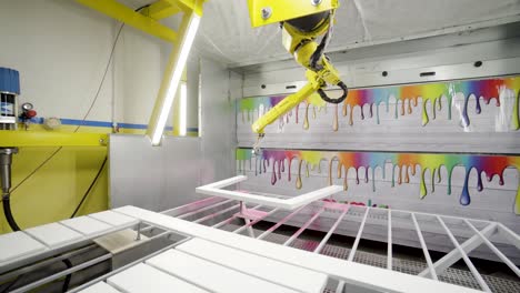 pintura automatizada de muebles en una línea de producción