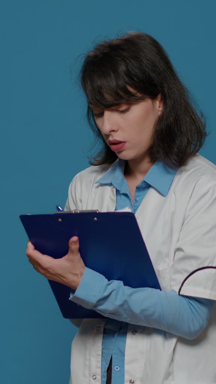Dokter wanita dengan clipboard