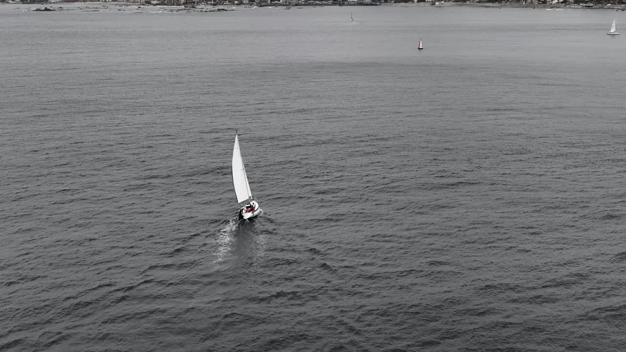 clip de drone cinematográfico sobre un clima tormentoso y el mar con un saiship moviéndose hacia adelante