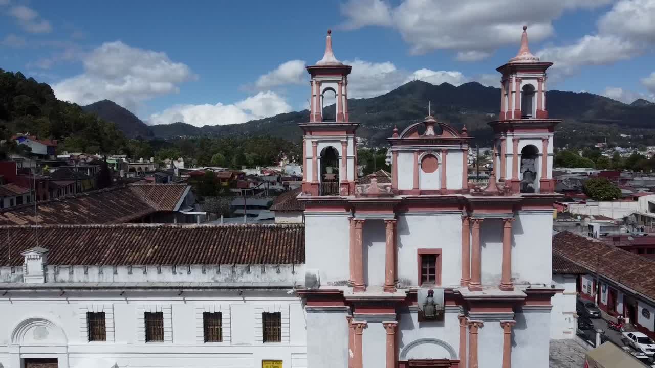 tiro de drone de una iglesia en san cristobal de las casas