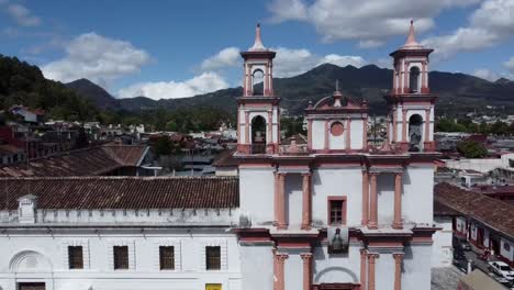 tiro de drone de una iglesia en san cristobal de las casas