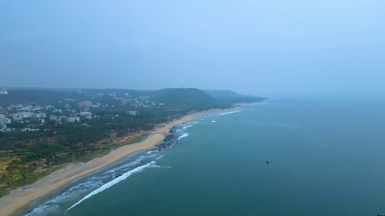 la playa de rushikonda vista aérea de visakhapatnam