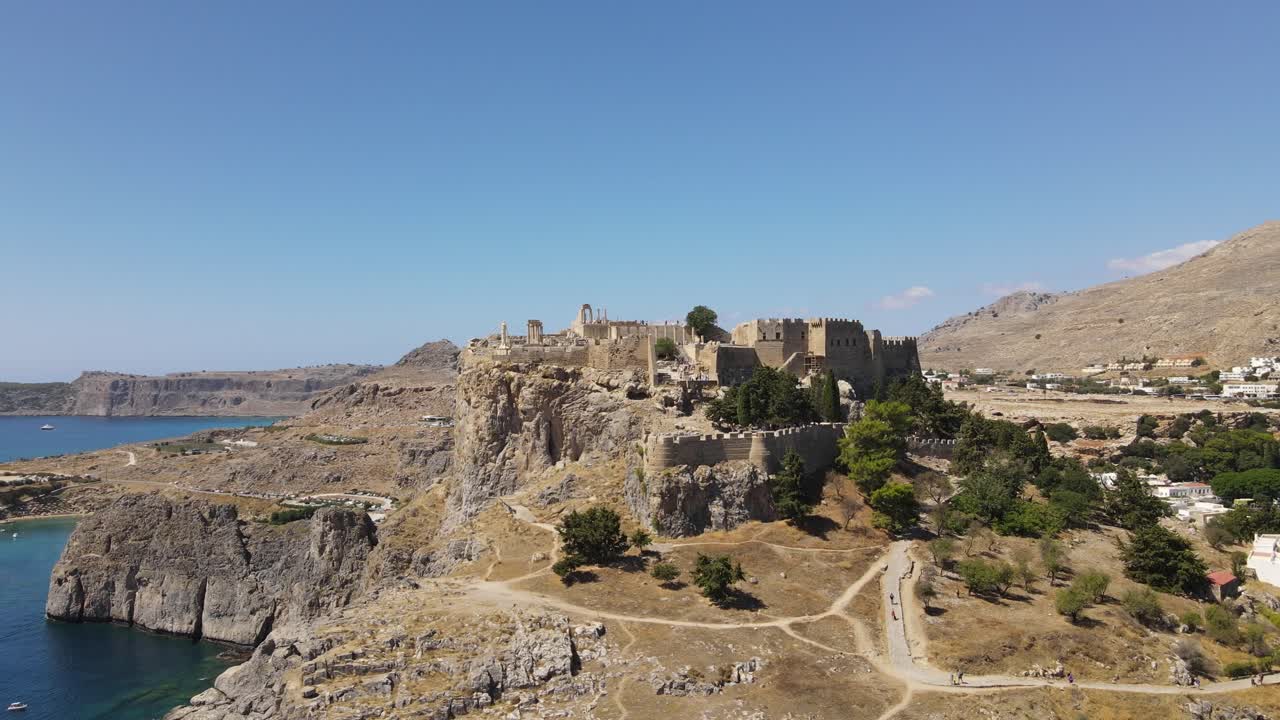 Templo griego antiguo, acrópolis de Lindos en Rodas, vista aérea orbital en un día soleado