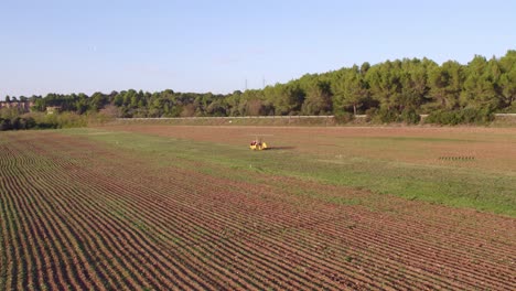 Ländliche-Graslandebahn-Mit-Gelbem-Gyroplane-Rollen,-Antenne