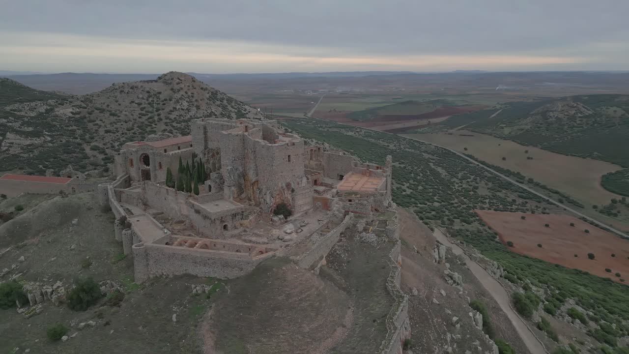 Imponente Castello di Calatrava, il nuovo e Sacro Convento su una collina, Castiglia-La Mancia