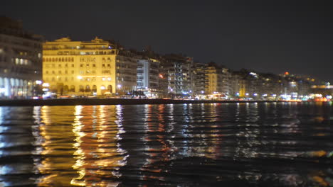 lapso de tiempo de la noche de tesalónica en el paseo marítimo