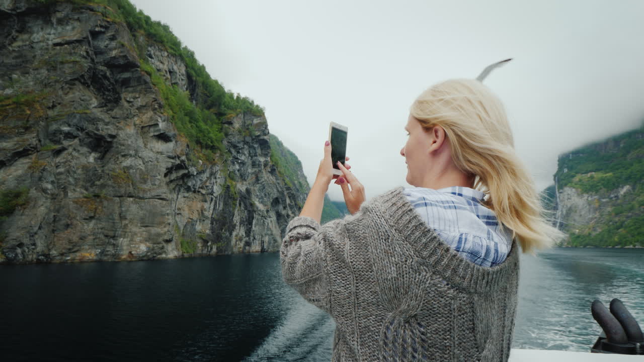 el turista fotografía hermosos fiordos y gaviotas que vuelan cerca de un crucero por los fiordos de noruega