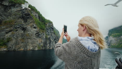 Der-Tourist-Fotografiert-Wunderschöne-Fjorde-Und-Möwen,-Die-In-Der-Nähe-Fliegen.-Kreuzfahrt-Auf-Den-Fjorden-Norwegens