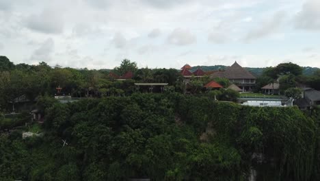 Schöner-Bingin-Strand-Mit-Exotischen-Klippenhäusern-Und-Hotel-In-Bali,-Indonesien