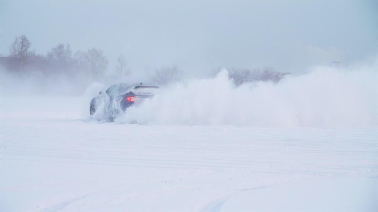 coche conduciendo a través de una tormenta de nieve