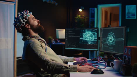 ingeniero cargando el cerebro en el ciberespacio, entrando en trance, convirtiéndose en dios
