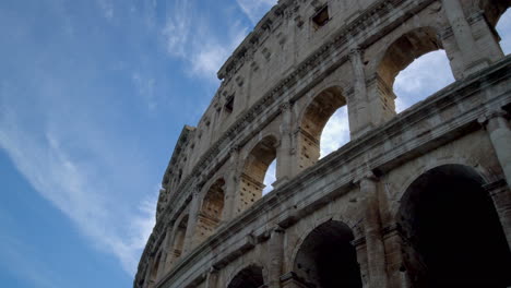 Vista-De-Cerca-Del-Coliseo-De-Roma-En-Roma,-Italia