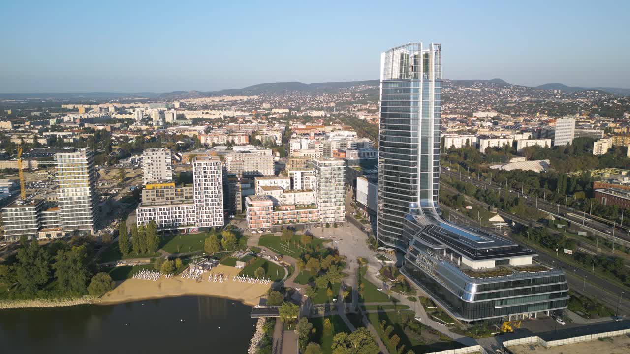 drone orbita sobre el campus de mol en budapest, hungría - hermoso día