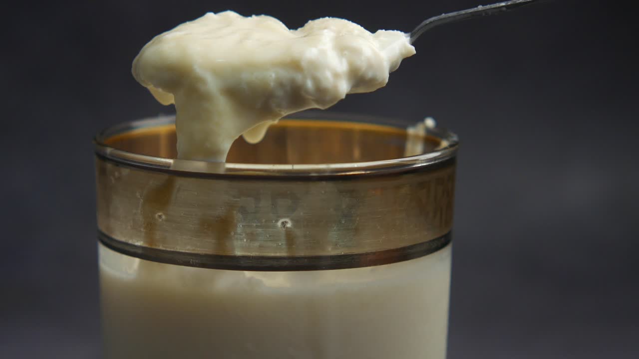 cerrar el yogur en un vaso con una cuchara