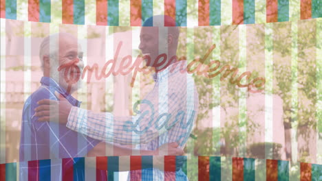 bandera de texto del día de la independencia contra dos hombres mayores diversos abrazándose entre sí