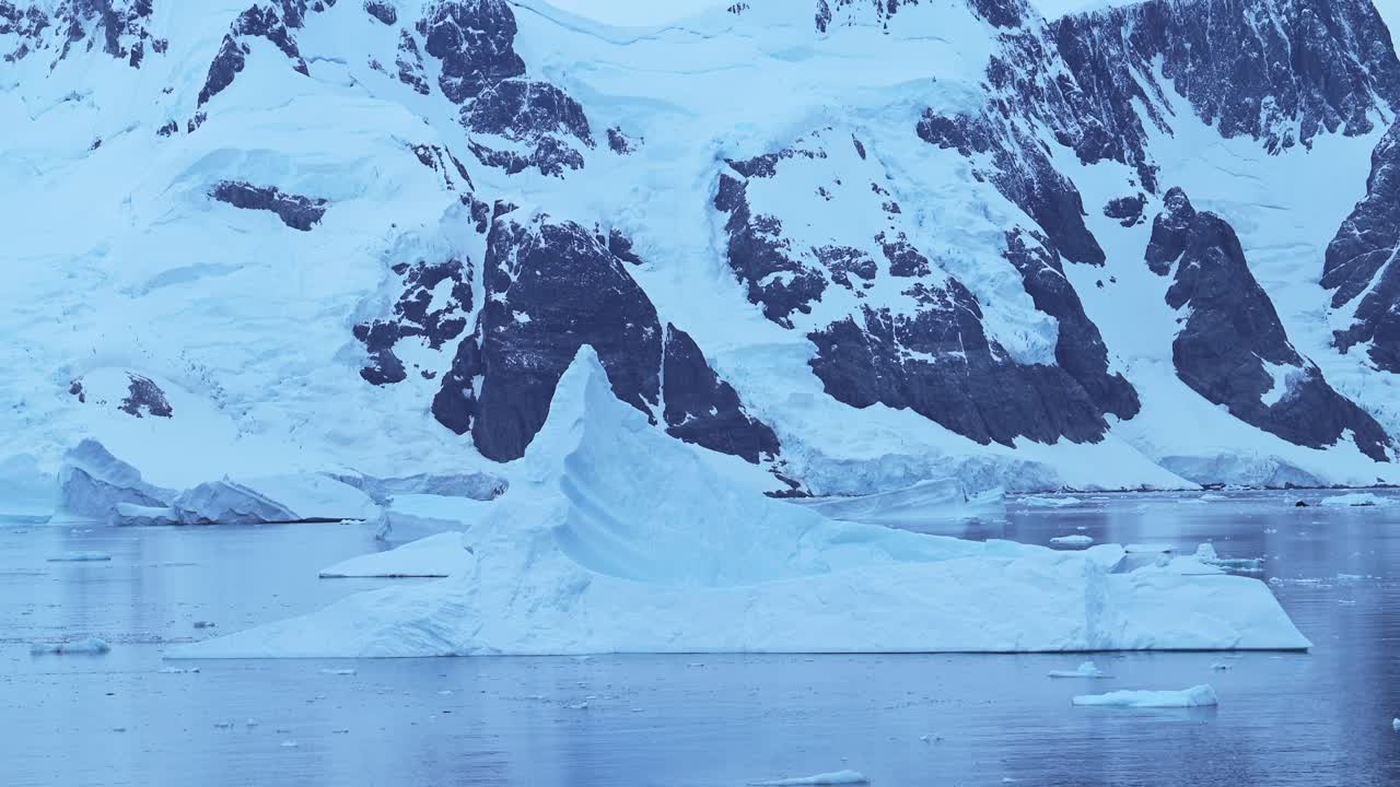 Iceberg e montagne innevate in Antartide