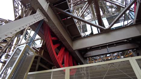 rueda motriz de elevación giratoria de la torre eiffel en parís, francia
