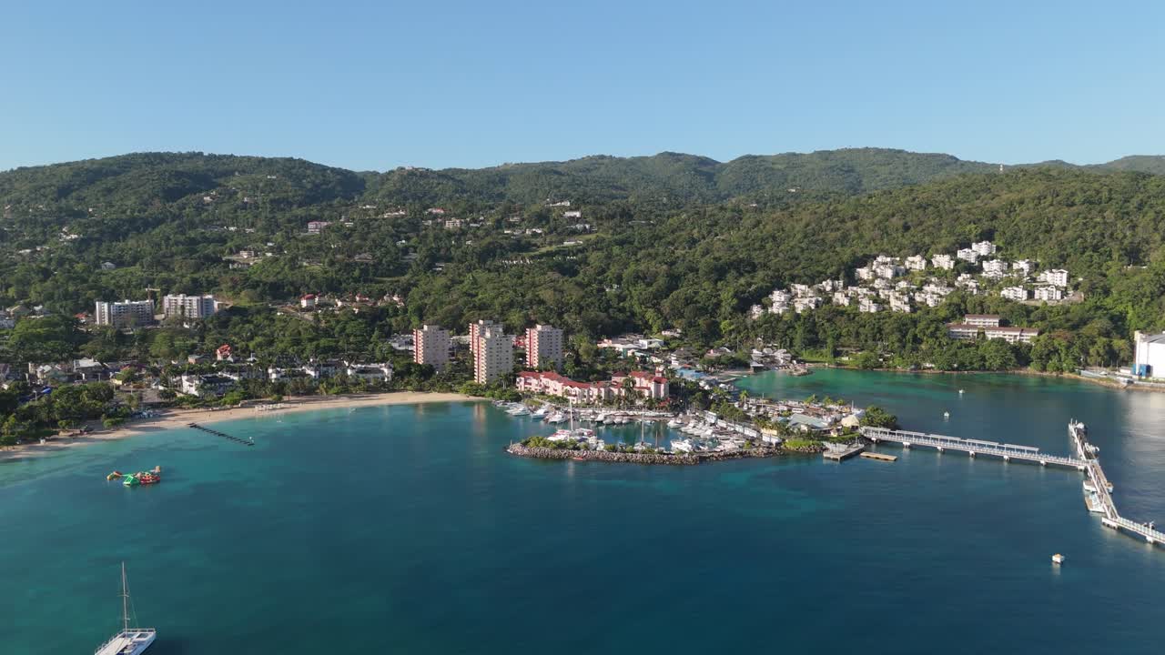 Letecký pohled na lodě v zátoce Ocho Rios