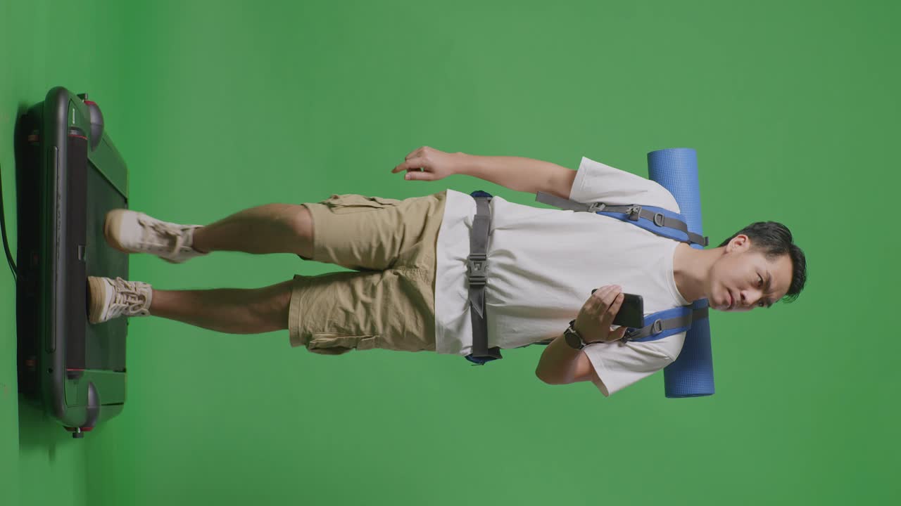 hombre caminando en una cinta de correr con una mochila