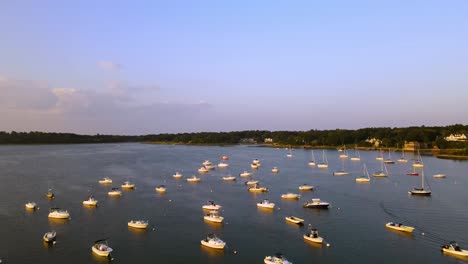 vuelo con drones sobre yates amarrados en aguas de la isla en el club náutico durante la hora dorada
