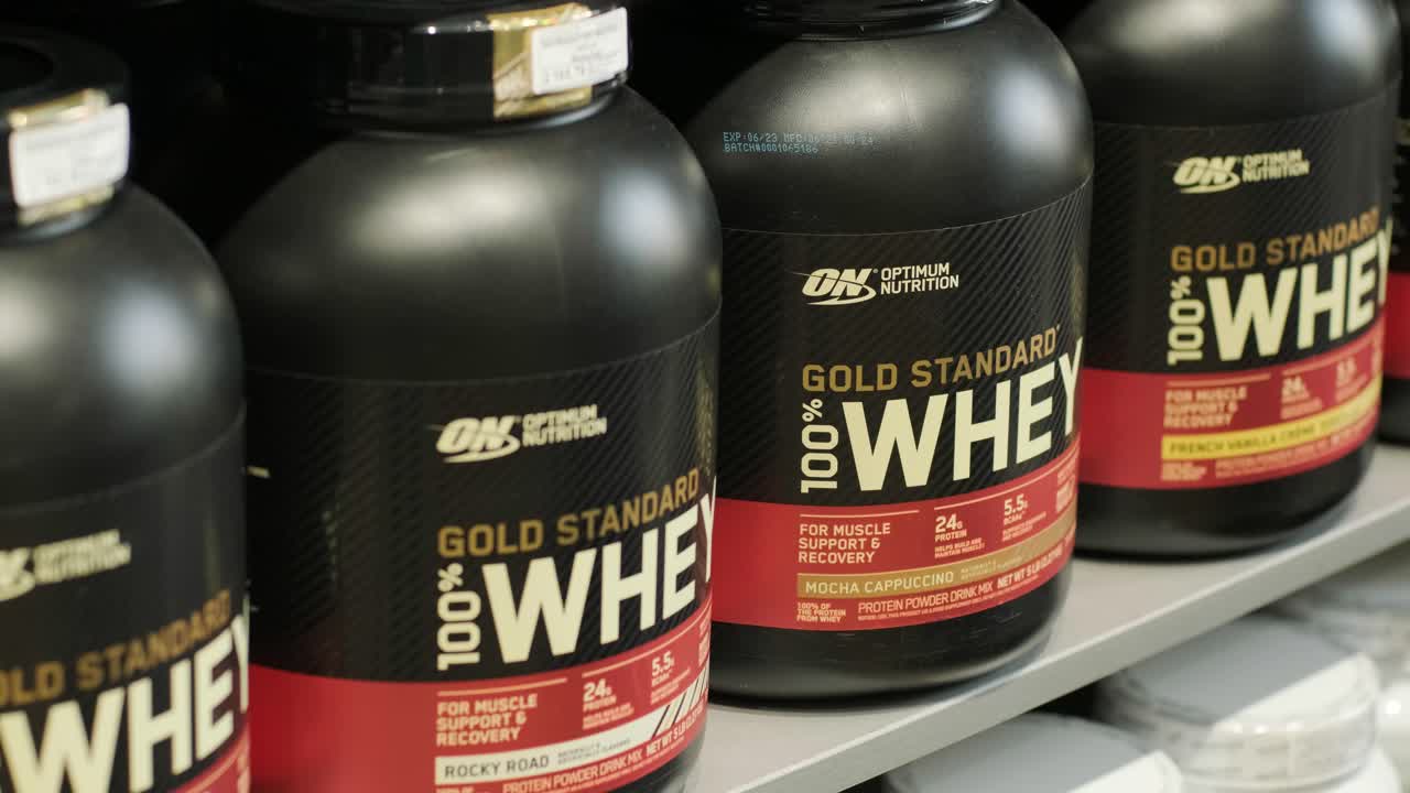 스포츠 영양 상점 인테리어에는 다양한 영양 보충제가 있습니다.