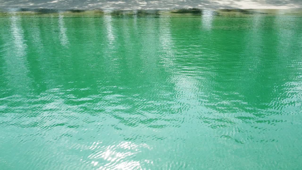 onde del mare e bella spiaggia di sabbia vista aerea colpo di drone