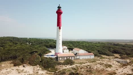 faro entre bosque y playa