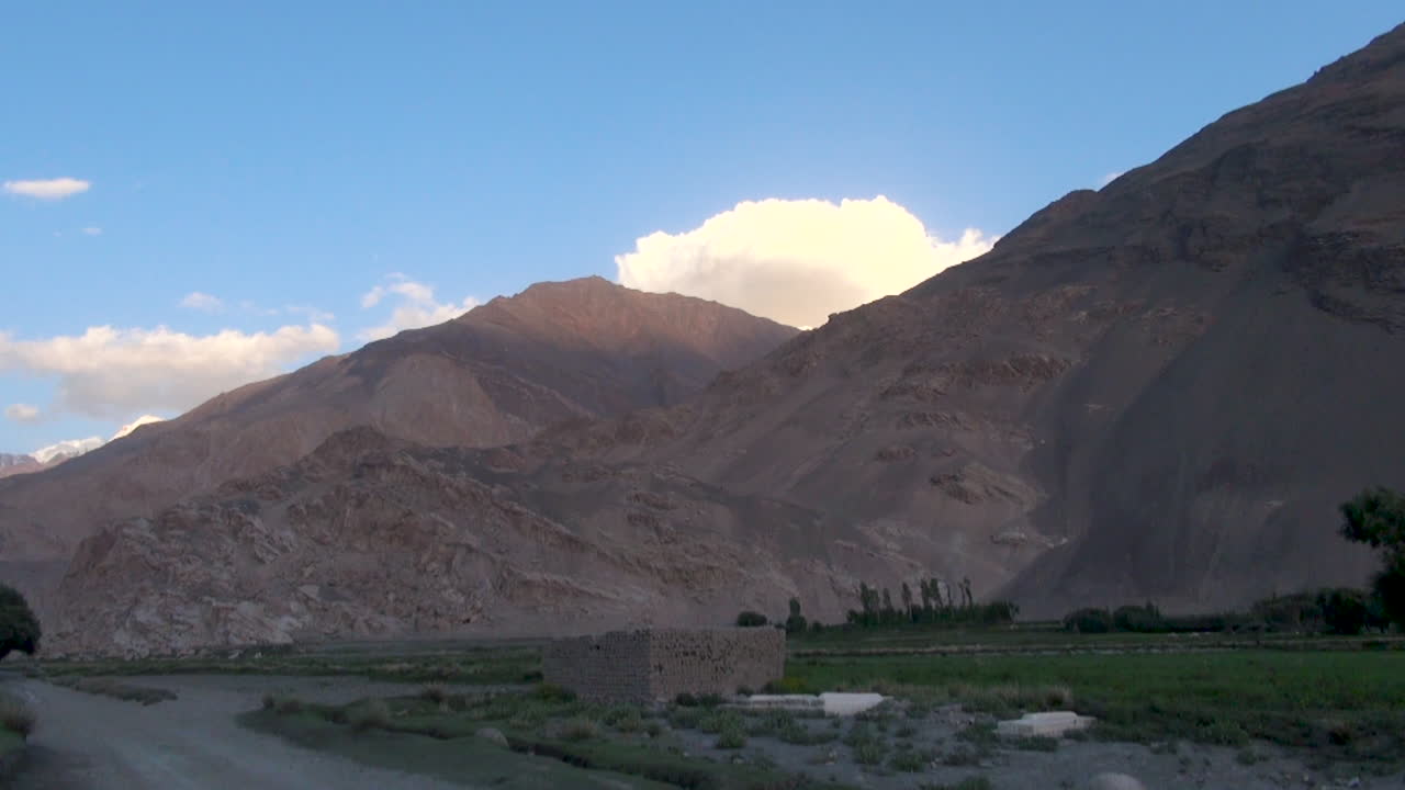 vista del río pamir, afganistán y panj a lo largo del corredor wakhan