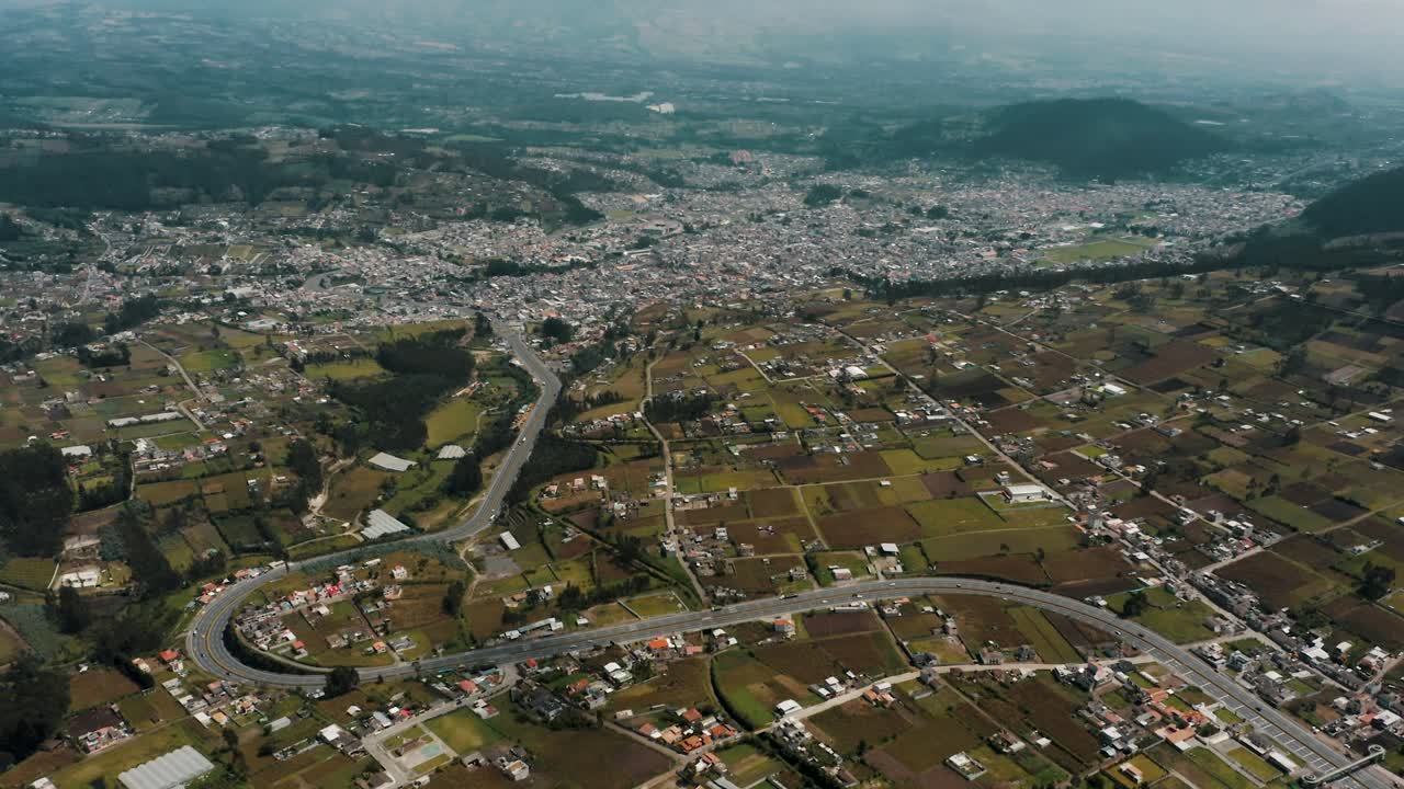 ciudad de otavalo en ecuador - toma aérea de drones