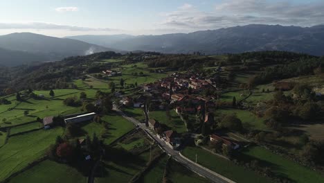 Toma-De-Un-Dron-De-Un-Pequeño-Pueblo-Remoto