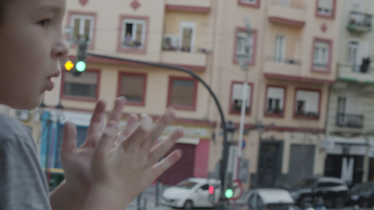 ребенок благодарен всем врачам, спасающим жизни во время пандемии коронавируса