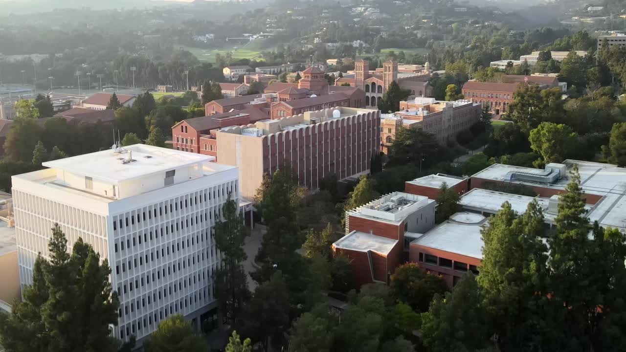 vista aérea de la universidad de ucla que se eleva por encima de los edificios del campus del departamento de psicología, los tejados y el paisaje de los árboles