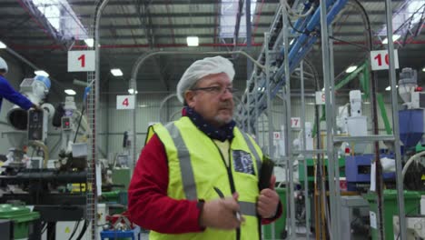 hombre trabajando en el almacén