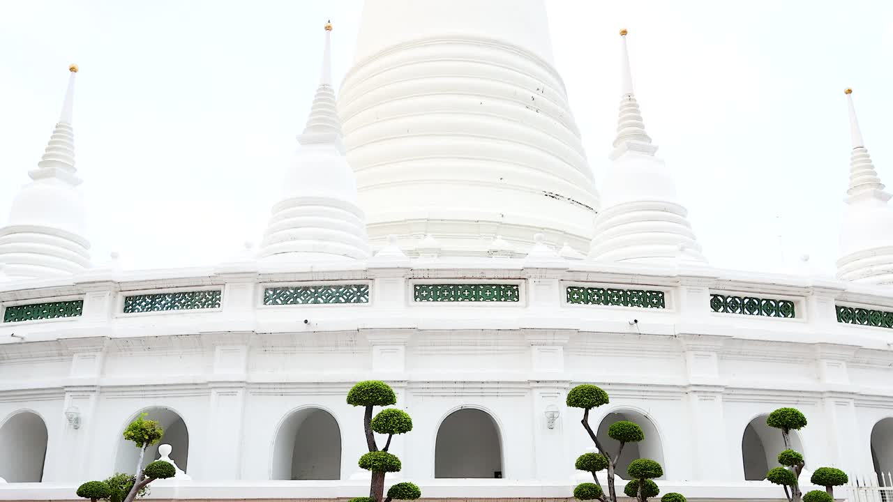 방의 wat praewongsawat의 건축물에 대한 조용한 탐험, 부드러운 낮빛 아래의 상징적인  페고다를 전시합니다.