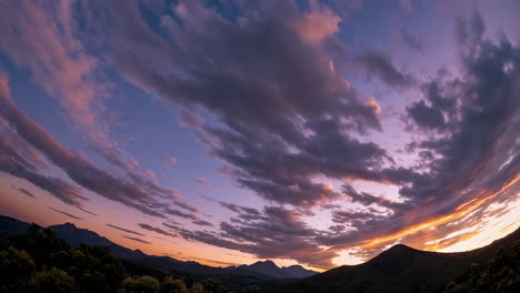 dramático atardecer sobre las montañas