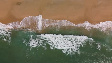 Meereswellen-Rollen-Und-Kommen-Auf-Einen-Sandstrand