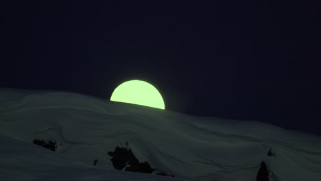 Timelapse-Tele-Zoom-Estable-De-La-Salida-De-La-Luna-Detrás-De-La-Montaña