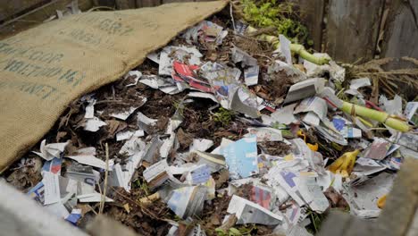 Aufgegebenes-Papier,-Zerrissenes-Papier,-Kompost,-Recycelter-Müll-In-Einem-Holzbehälter