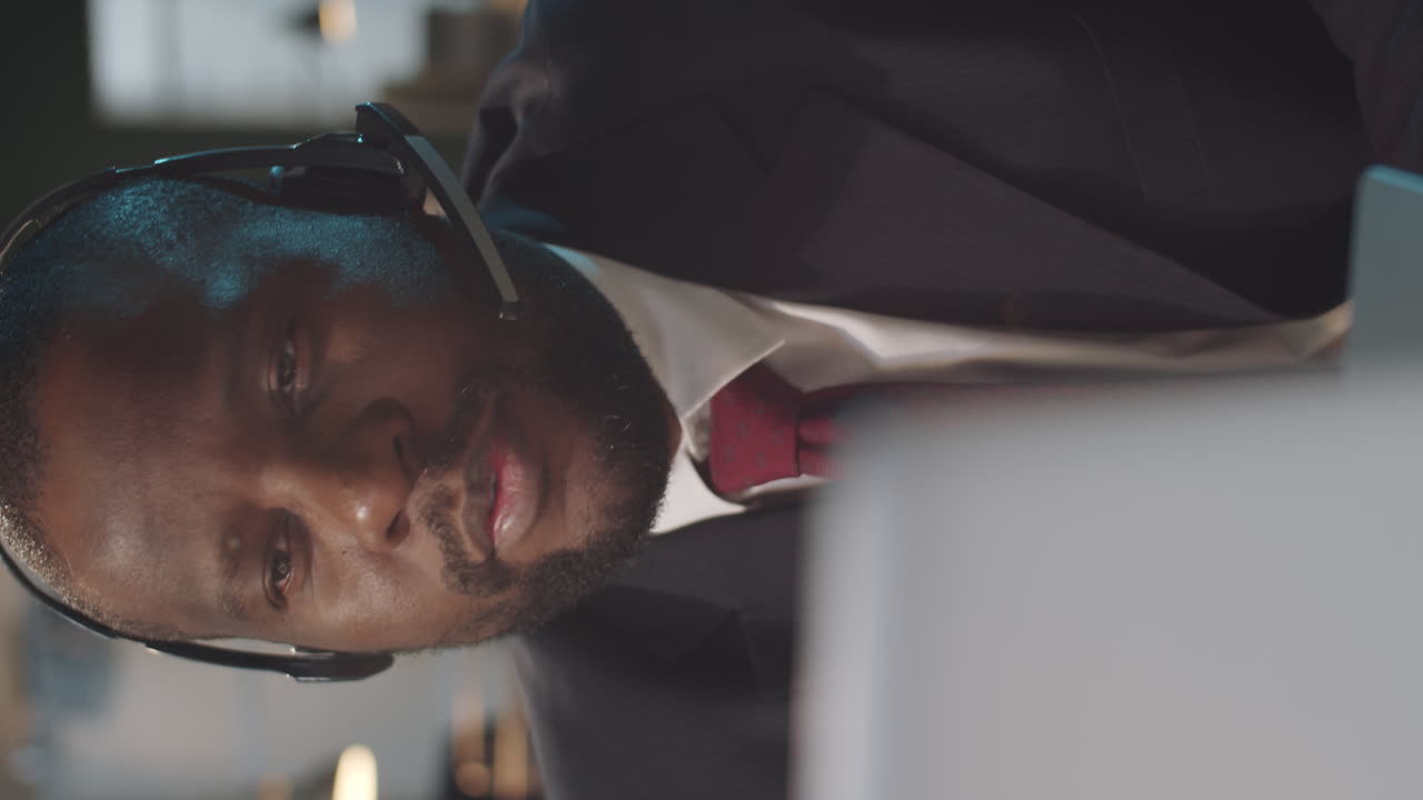 비디오 통화 중인 사업가