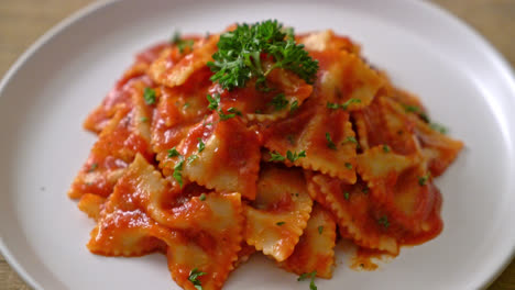 Pasta-Farfalle-En-Salsa-De-Tomate-Con-Perejil---Estilo-De-Comida-Italiana