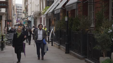 Tiendas-Y-Restaurantes-Con-Gente-En-Avery-Fila-En-Mayfair,-Londres,-Gran-Bretaña.