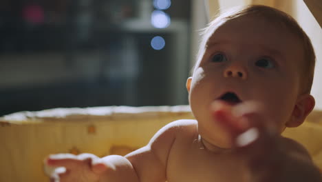 bebé en una cuna