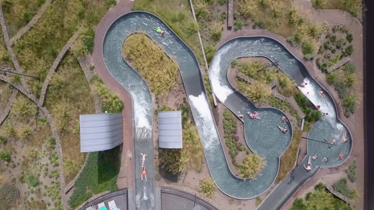 아래로 점프하는 사람들의 멋진 오버헤드 드론 샷