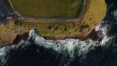 Vogelperspektive-Aus-Der-Vogelperspektive-Von-Oben-Nach-Unten-Auf-Die-Wellen,-Die-Auf-Die-Küstenklippe-Stürzen.-Erstaunliche-Naturkulisse.-Klippen-Von-Moher,-Irland