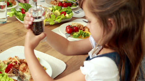 Großfamilie-Beim-Abendessen