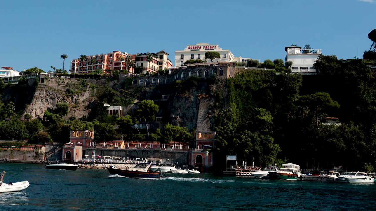 이탈리아 소렌토 의 절벽 근처 에서 항해 하는 배 들